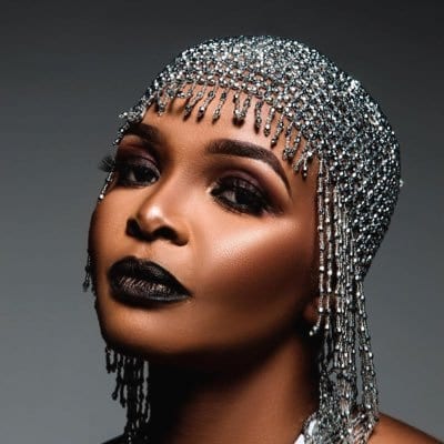Simphiwe Dana calls out men, saying they are gold diggers