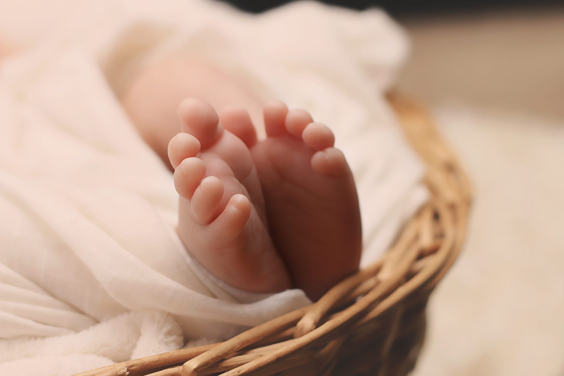 Police are searching for a woman who allegedly kidnapped a one-week-old baby in Klerksdorp last Thursday.