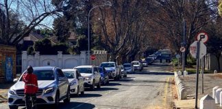 A line of vehicles at the Houghton Drive Through Vaccination site. image: Twitter / @MuslimAssocSA
