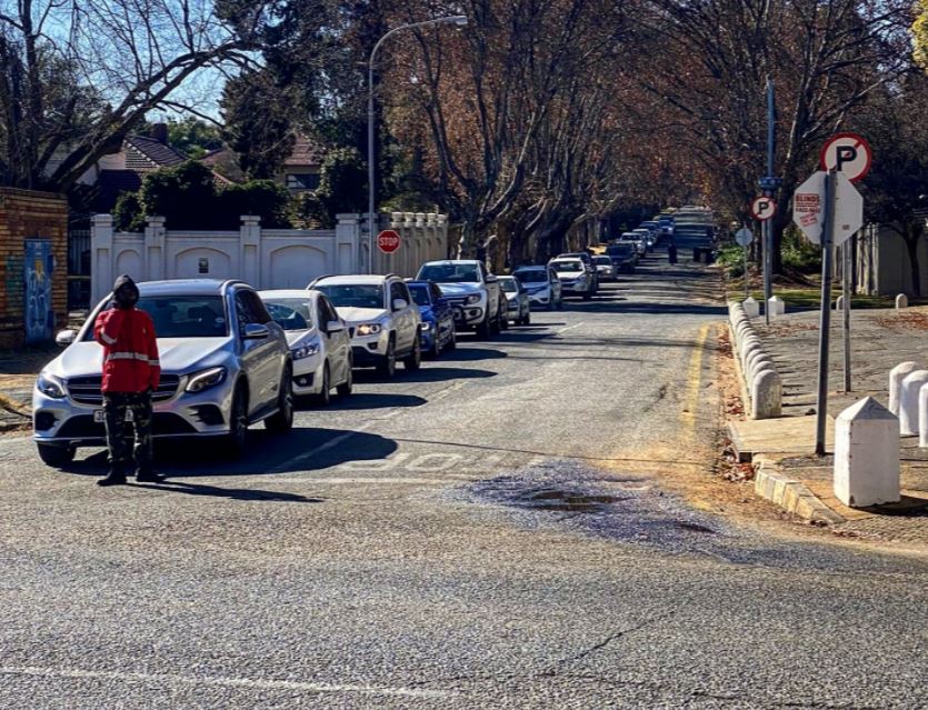 A line of vehicles at the Houghton Drive Through Vaccination site. image: Twitter / @MuslimAssocSA