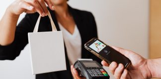 FNB has launchhed Apple Pay. Photo by Karolina Grabowska from Pexels