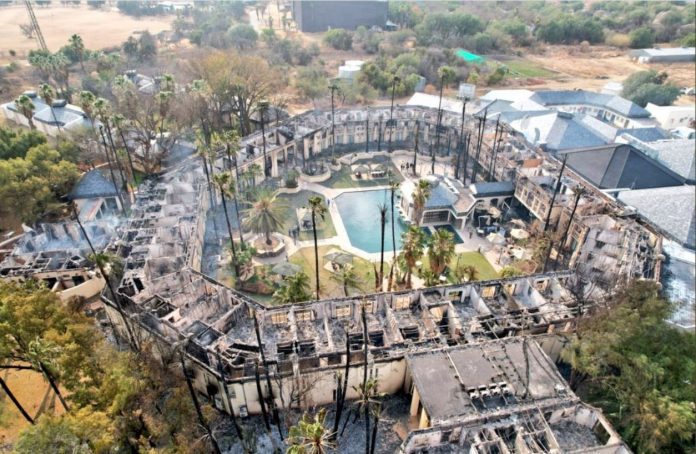The beautiful home away from home for many travelers around the country, Mmabatho Palms Hotel in Mahikeng is in ashes. Image: Twitter.