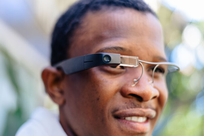 New device helps blind people to read and recognise faces