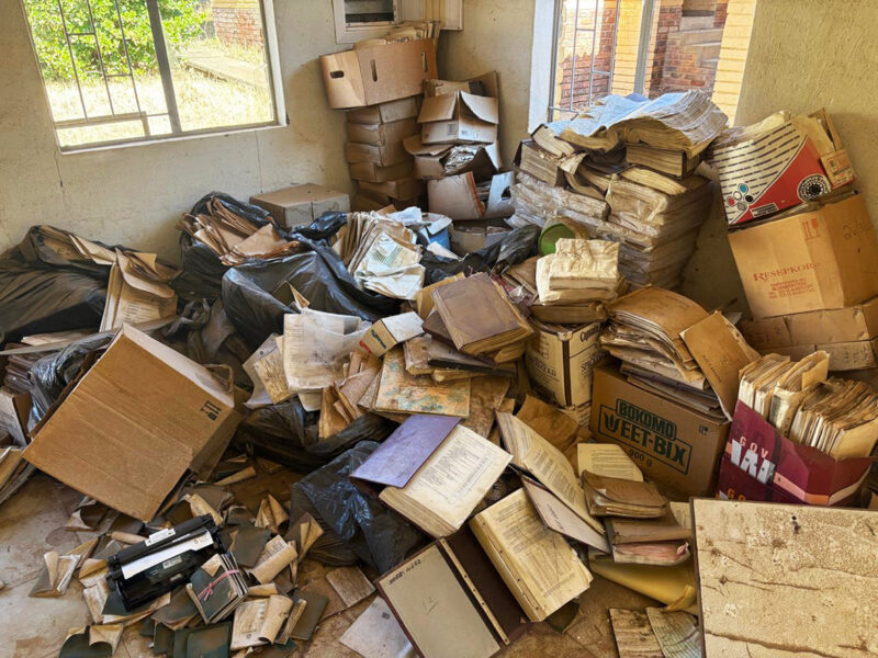 Police dump building, leave dockets on the floor 