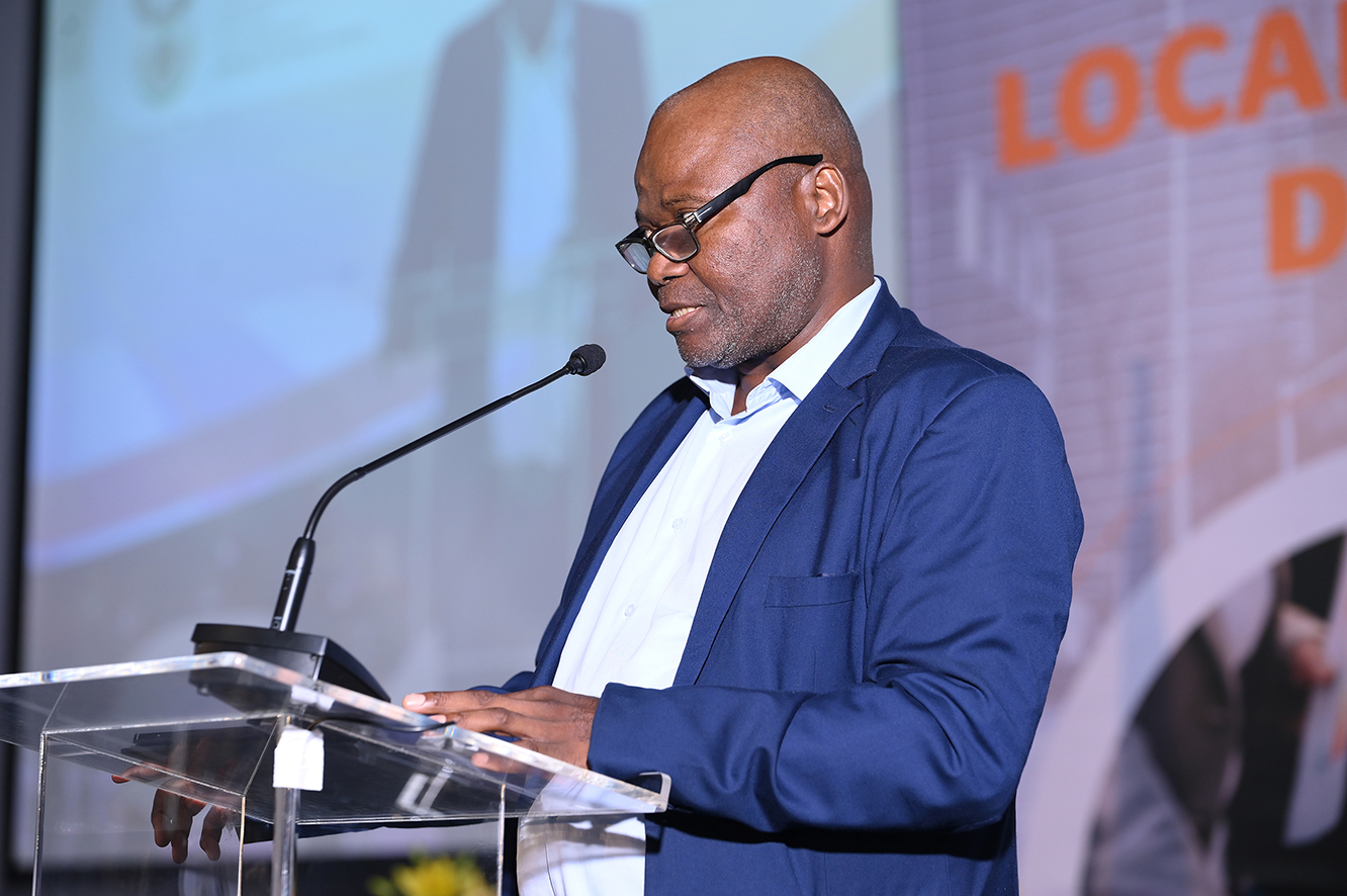 SALGA President Cllr Bheke Stofile addresses the Summit.