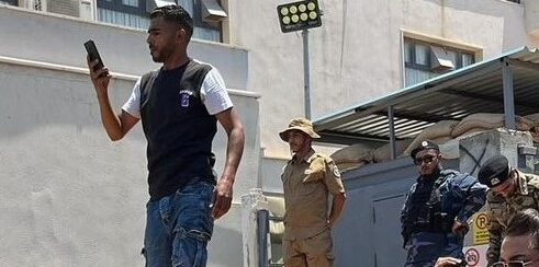 Libyans block off UN refugee office in protest against migrants
