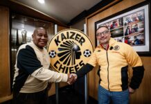 Kaizer Motaung and Fernando Da Cruz shaking hands