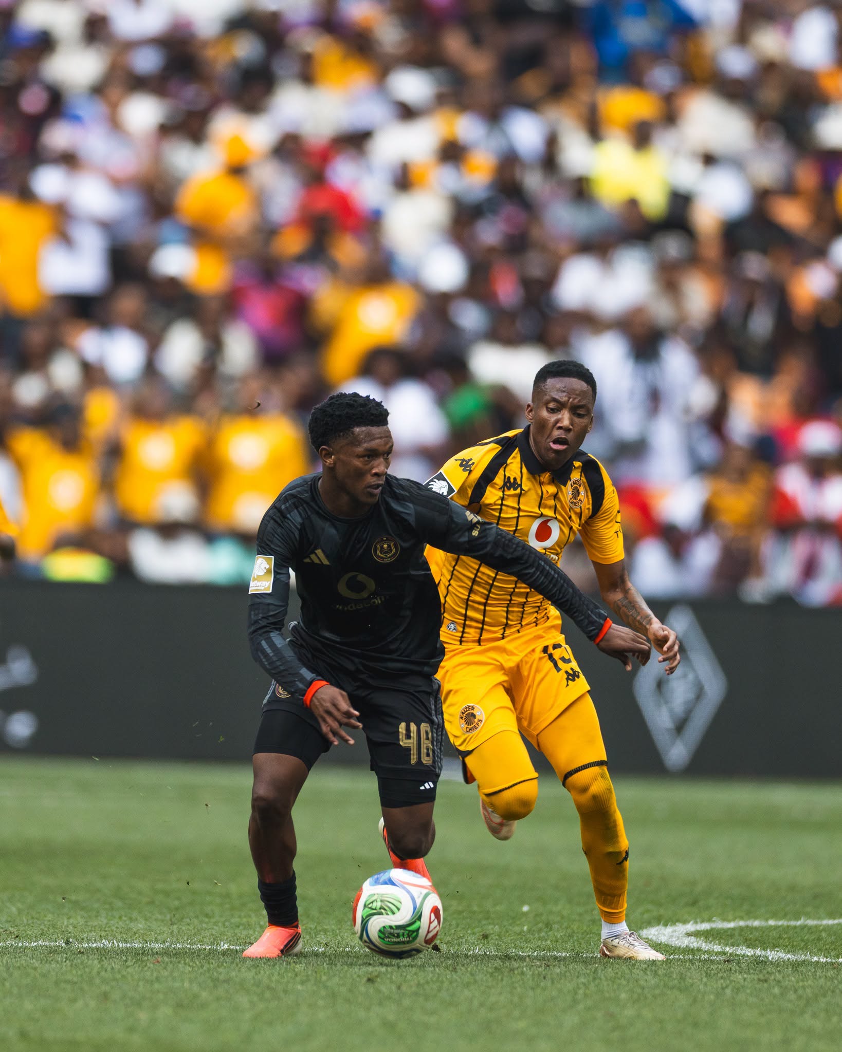 Players fighting for the ball