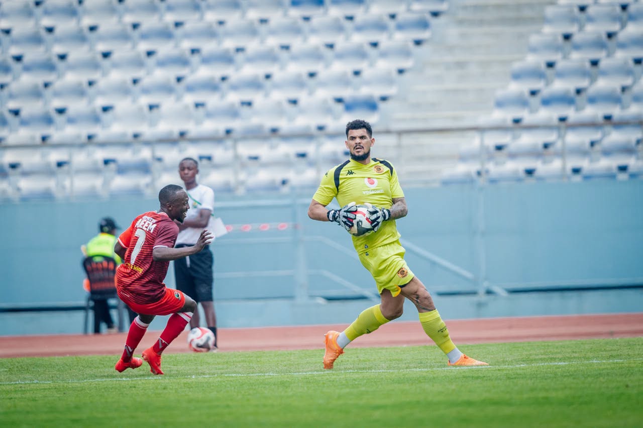 Renaldo Leaner with the ball